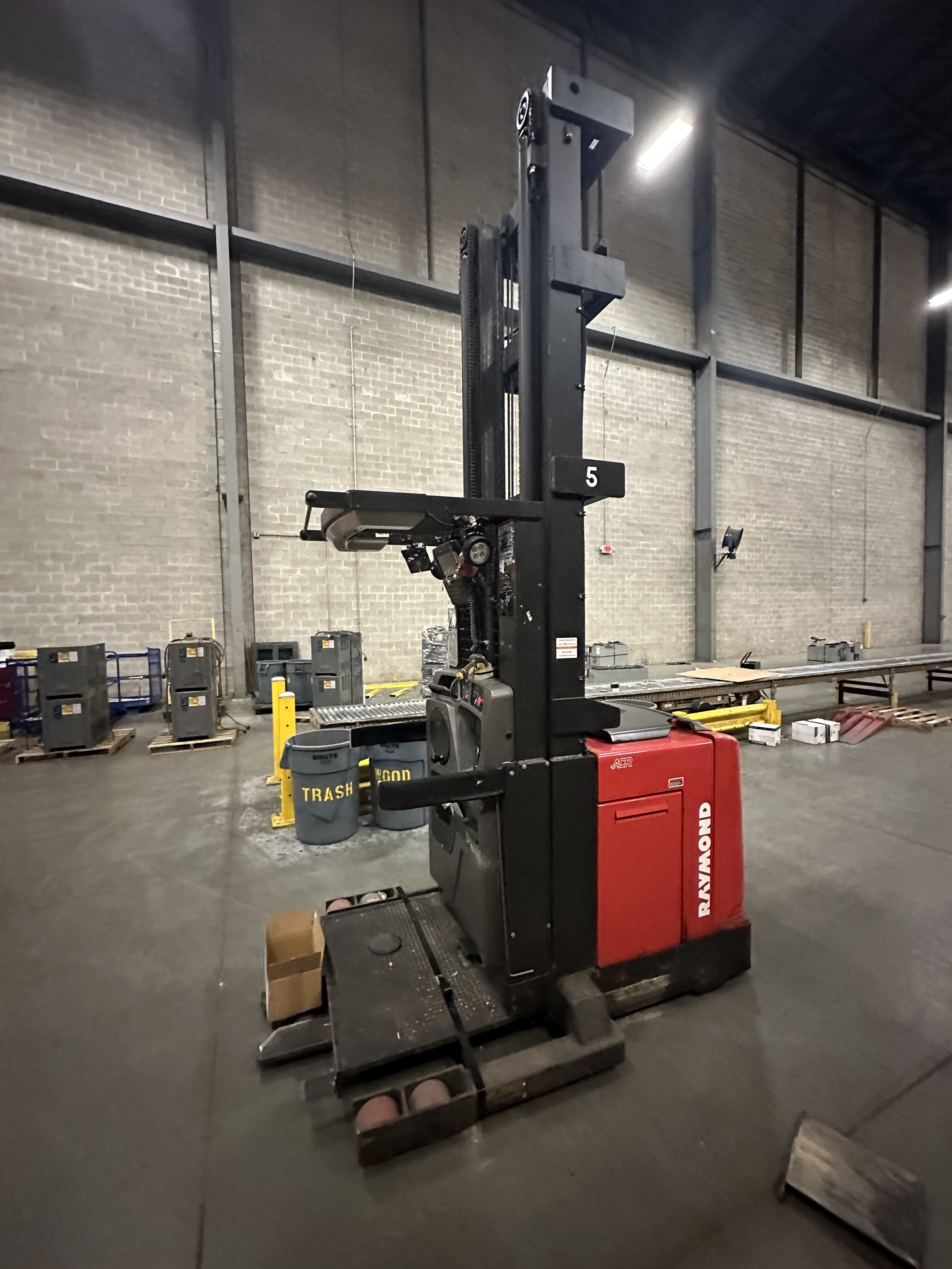 Raymond Order Picker - Wire Guided