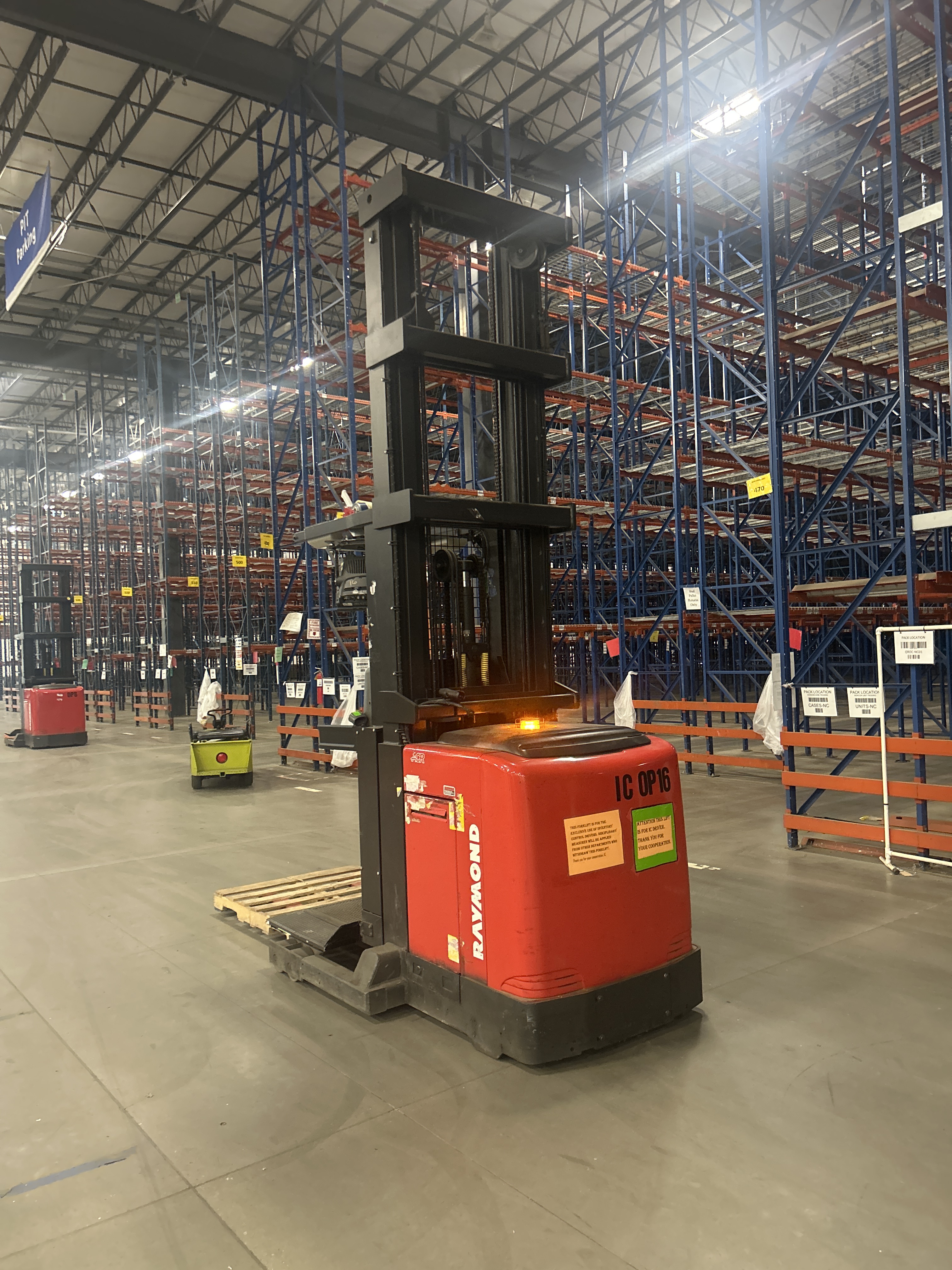 Raymond Order Picker - Wire Guided