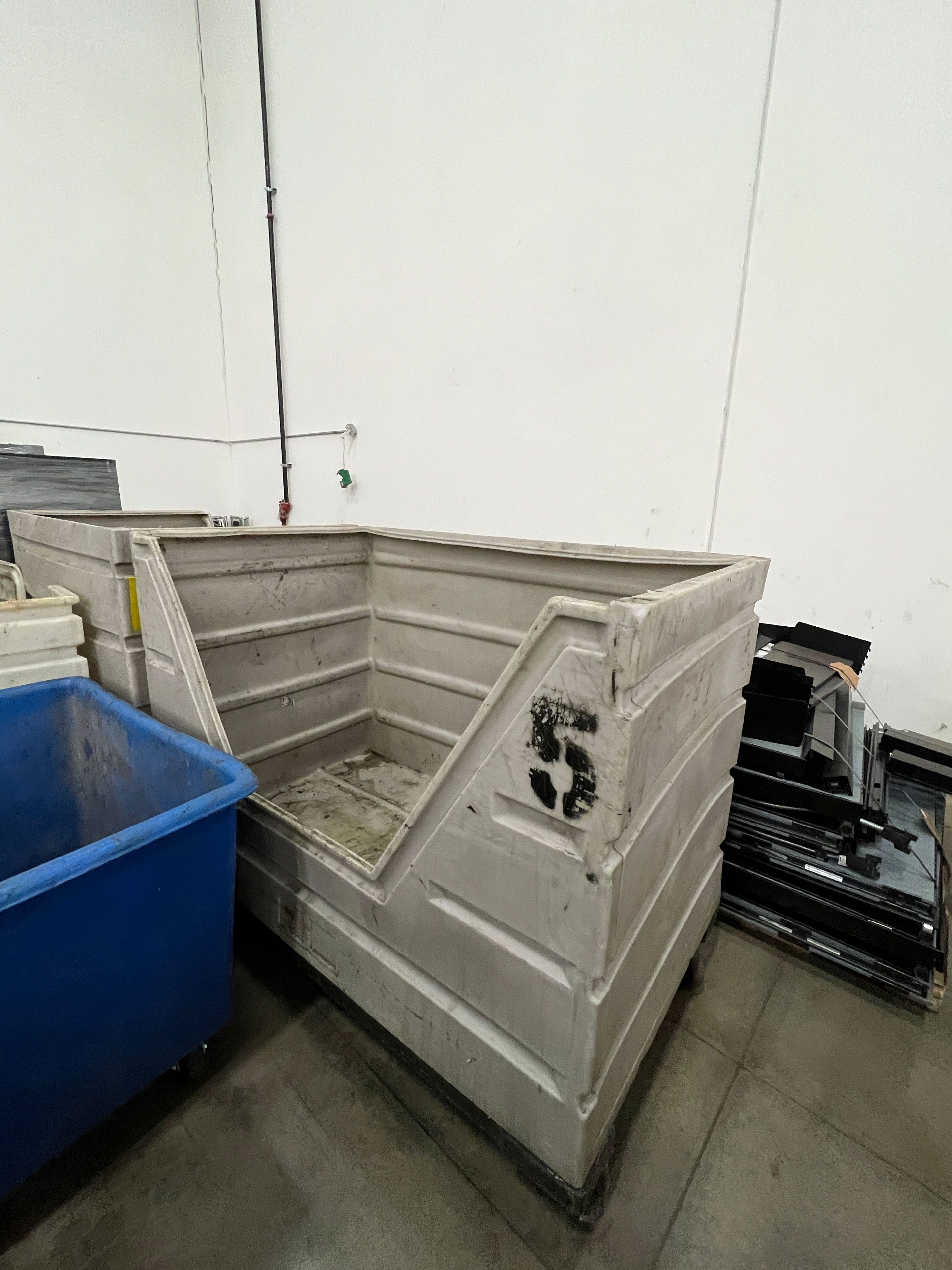 Gondala Dumpster - Plastic - Document 1