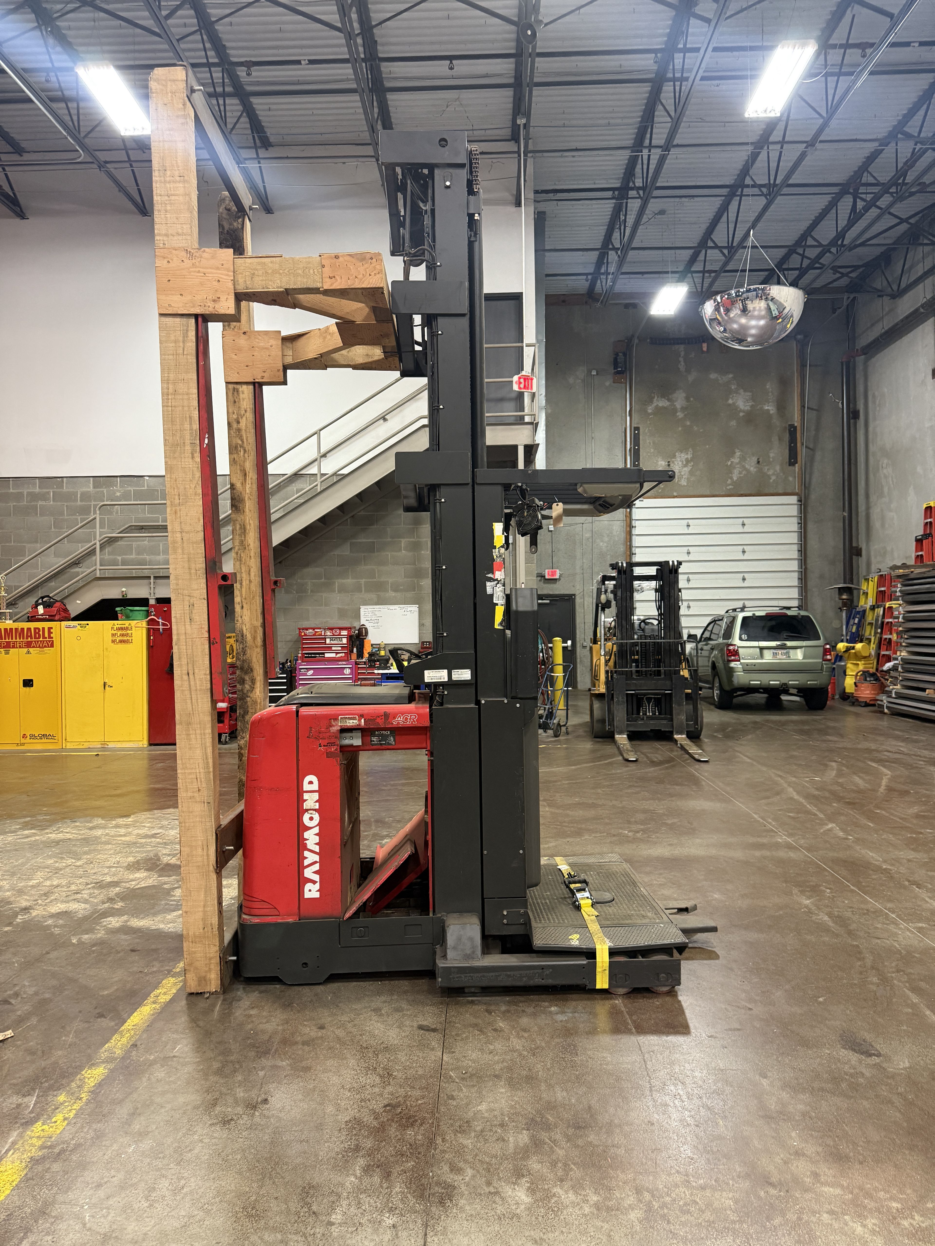 Raymond Order Picker - Wire Guided