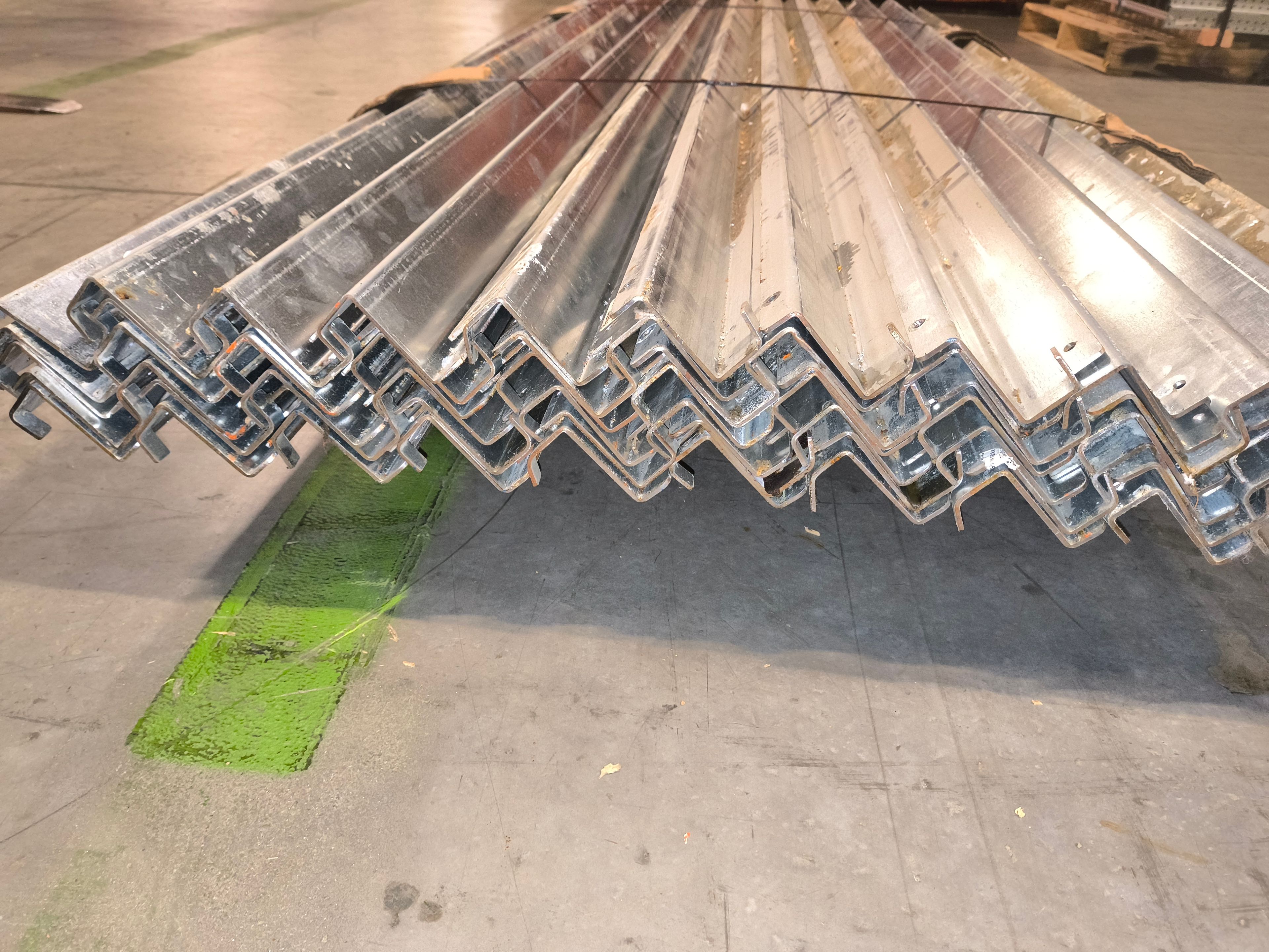 Carton Flow - Front Bracket - 96" - Document 4