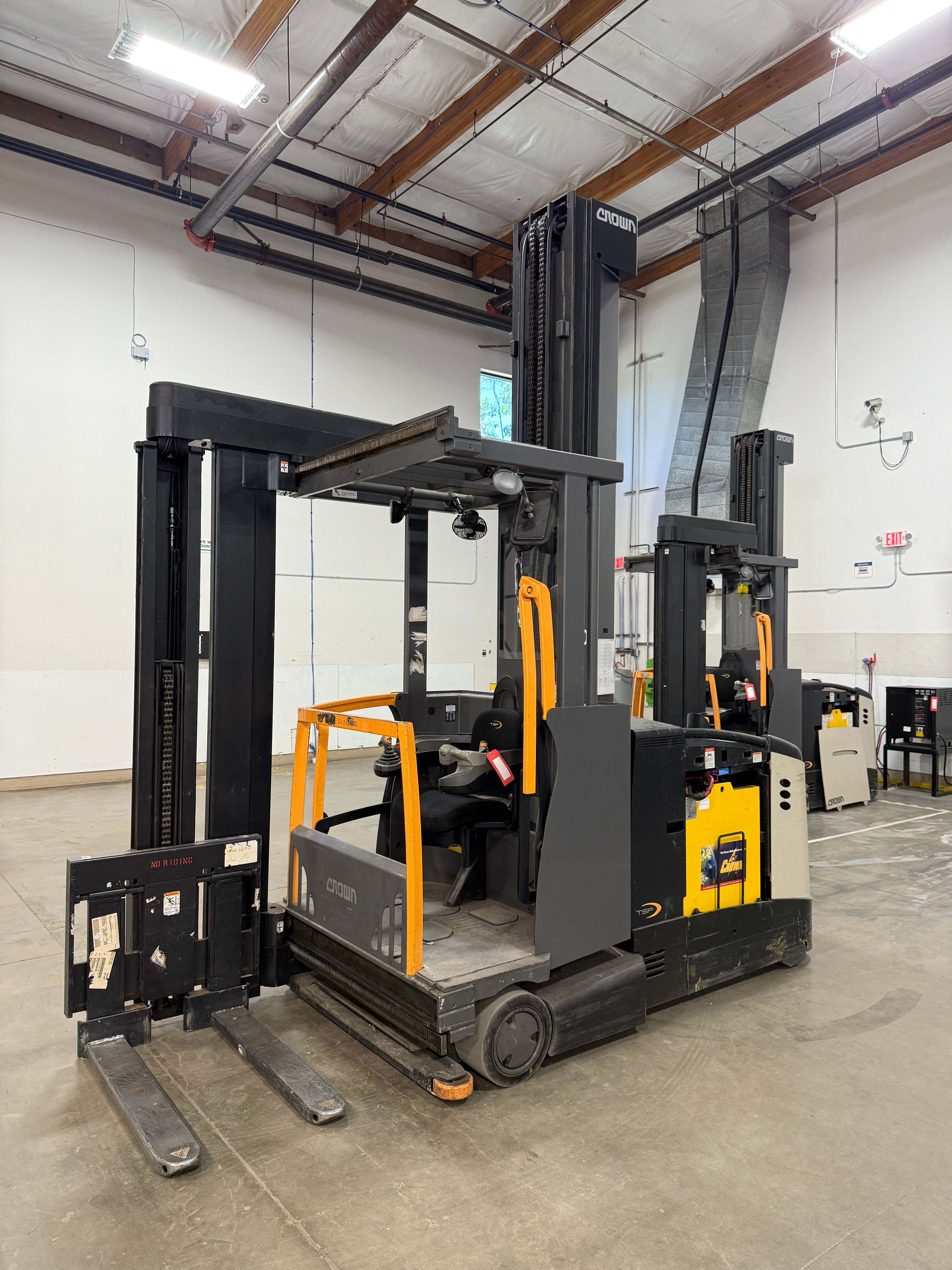 Crown TSP6000-30 Electric Turret Truck Forklift - Document 1