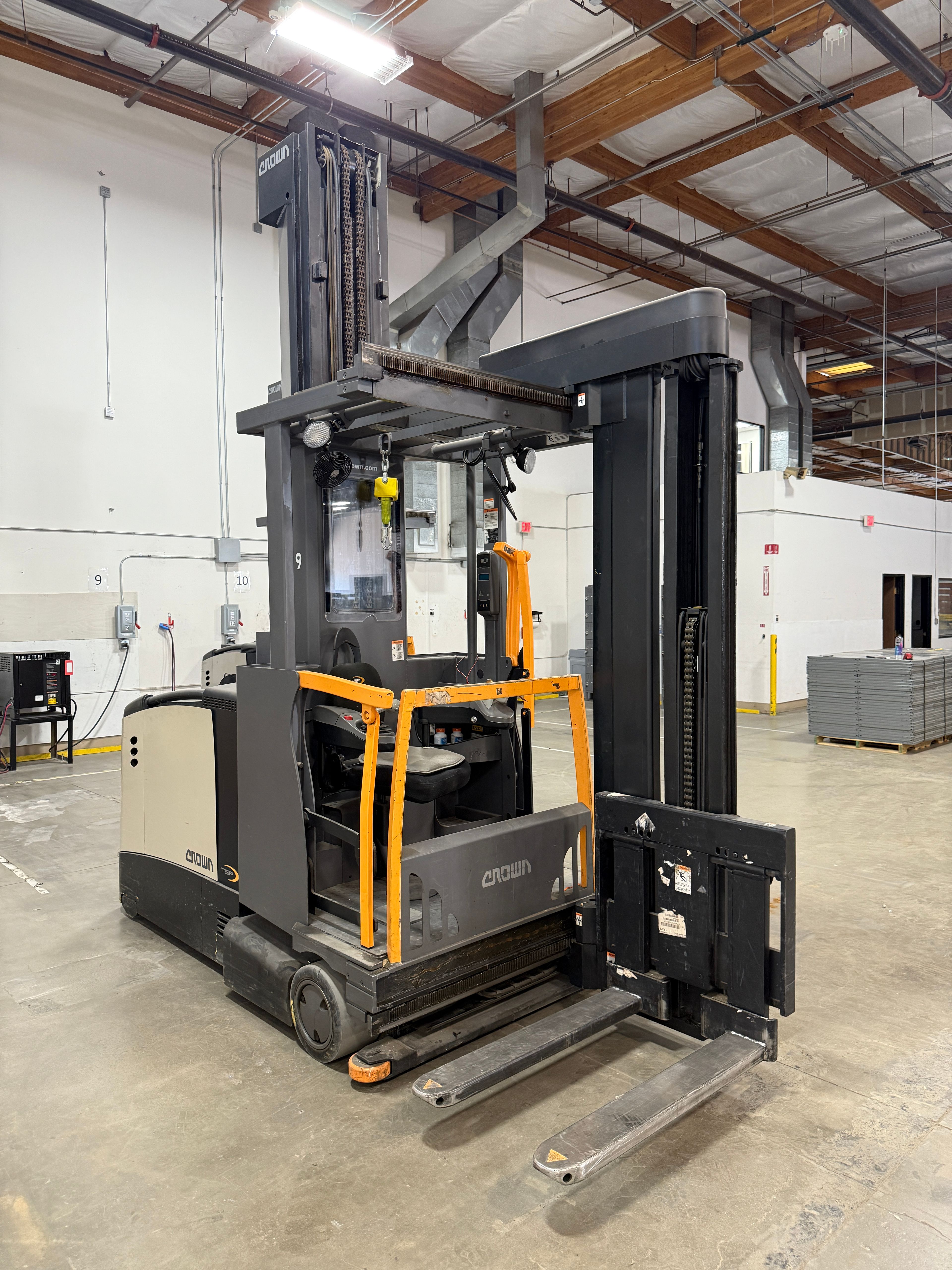 Crown TSP6000-30 Turret Truck - 3000 lb Capacity Very Narrow Aisle Forklift - Document 1