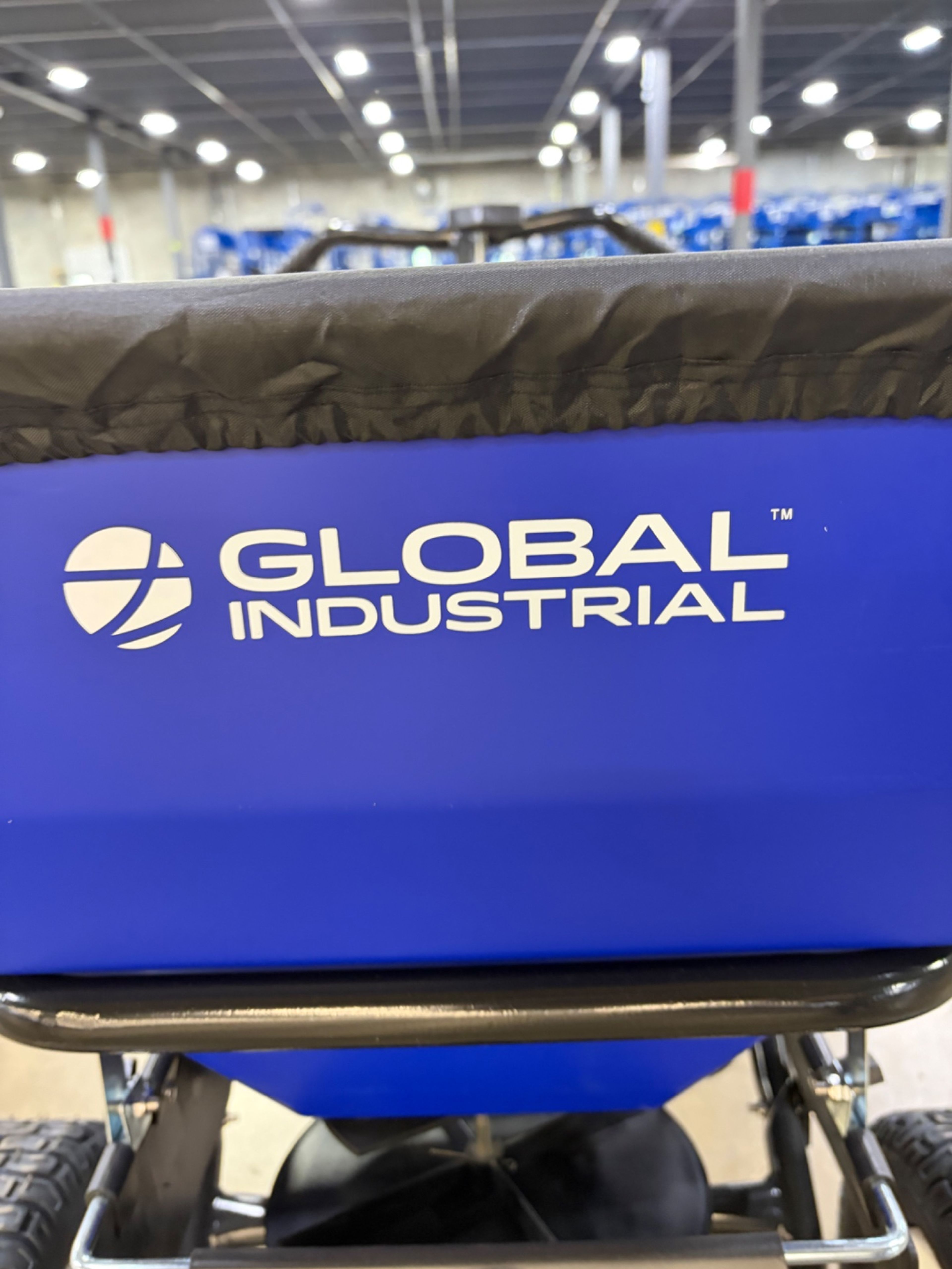 Global Industrial Push Salt Spreader - 25" x 40" x 29" - Document 4
