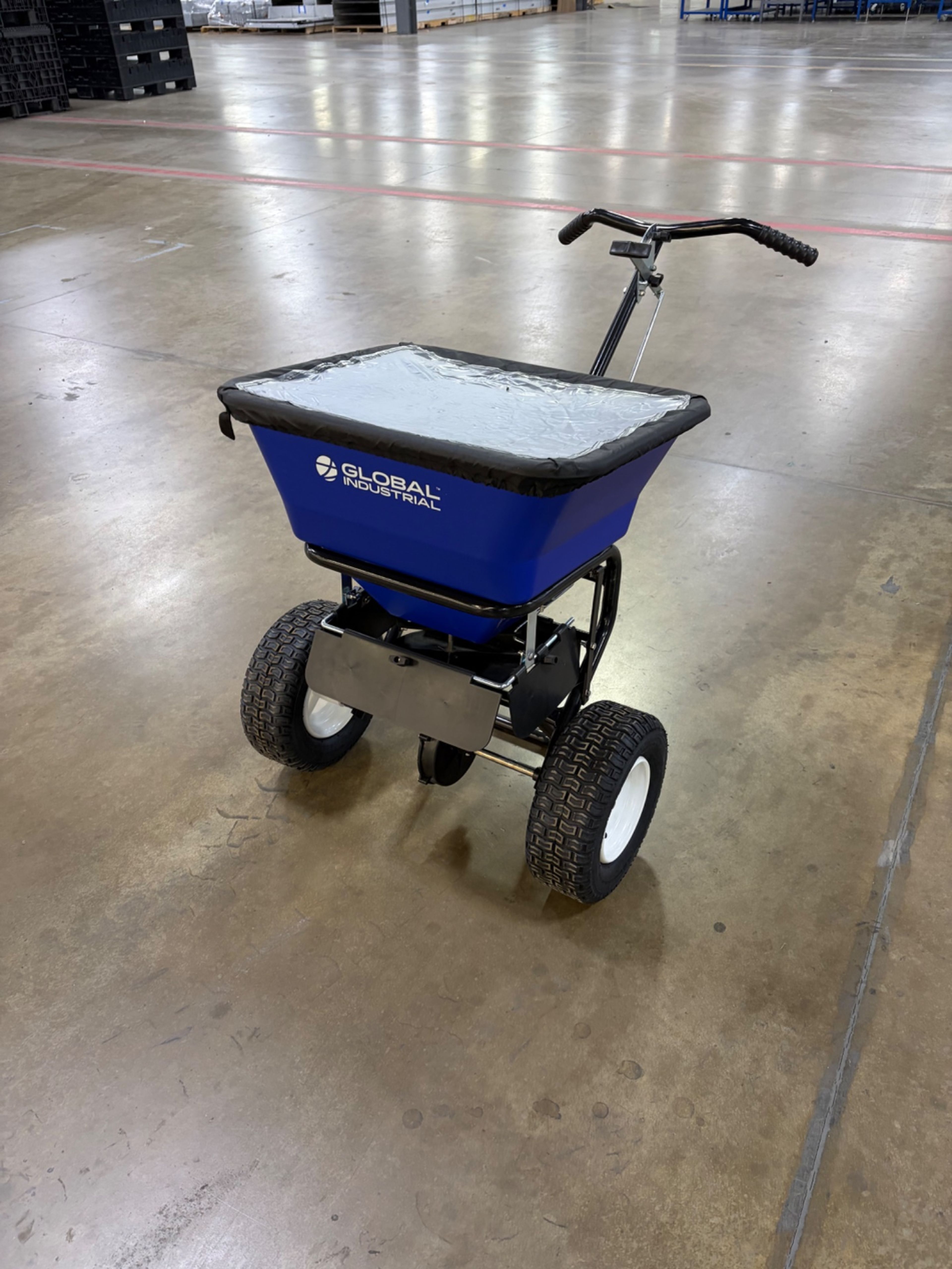 Global Industrial Push Salt Spreader - 25" x 40" x 29" - Document 1